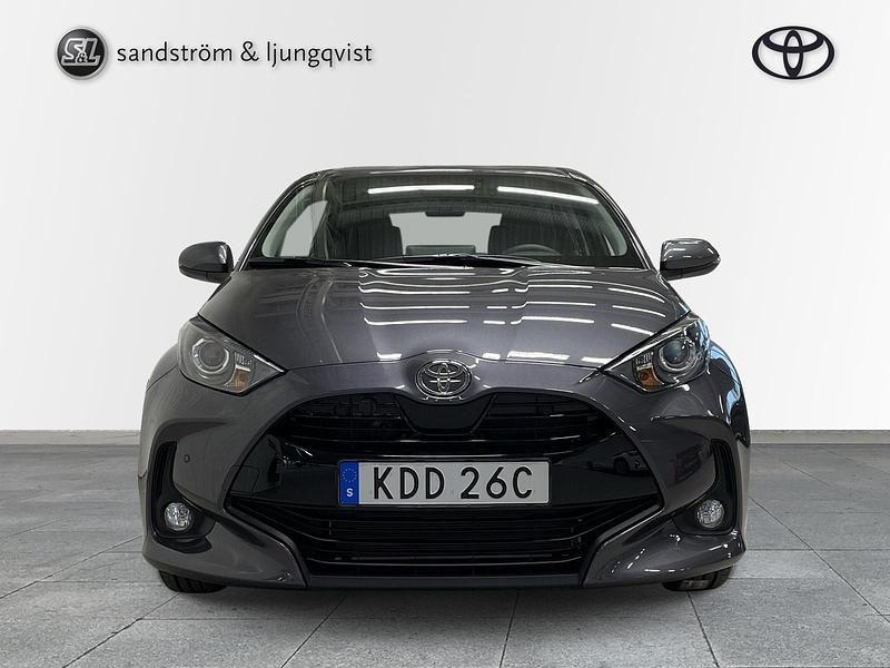 Begagnad Toyota Yaris Hybrid Active 117 HK (86 kW) 2024 Mörkgrå (grå) Halvkombi