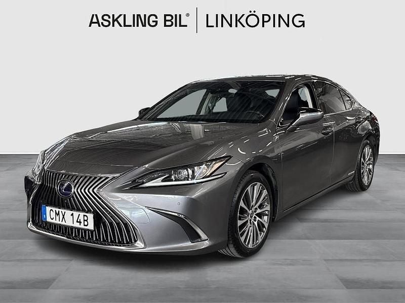 Grå Begagnad 2020 Lexus ES300H Executive Line Sedan | 329 000 kr (Marknadspris) - Bild 1/4