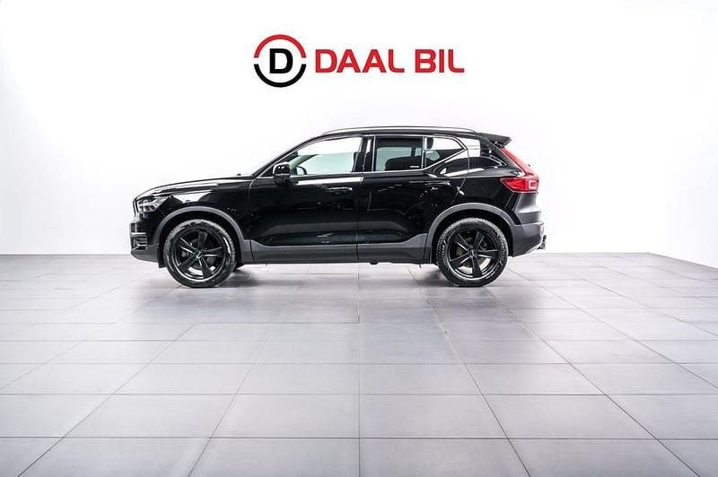 Svart Begagnad 2022 Volvo XC40 Momentum SUV | 229 700 kr (Superpris) - Bild 1/4
