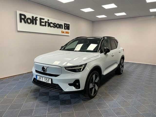 Ljusblå Begagnad 2023 Volvo XC40 Plus SUV | 479 500 kr (Marknadspris) - Bild 1/4