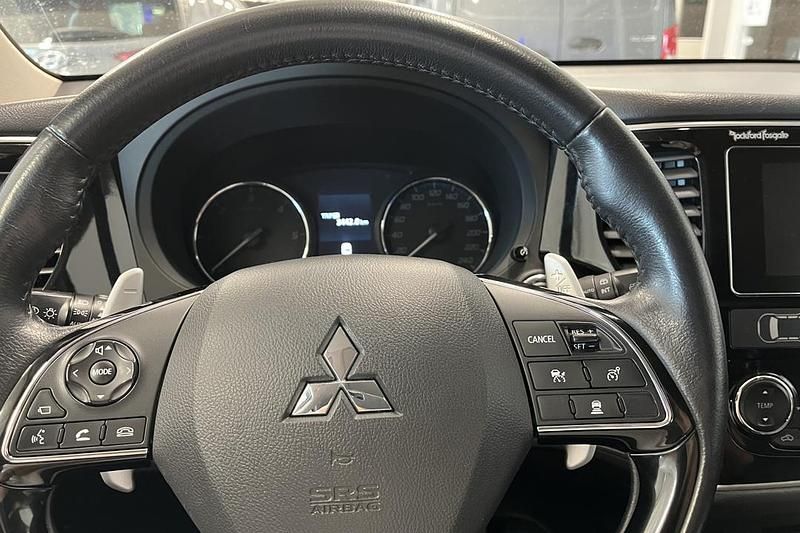 Begagnad Mitsubishi Outlander 151 HK (111 kW) 2017 Grå SUV