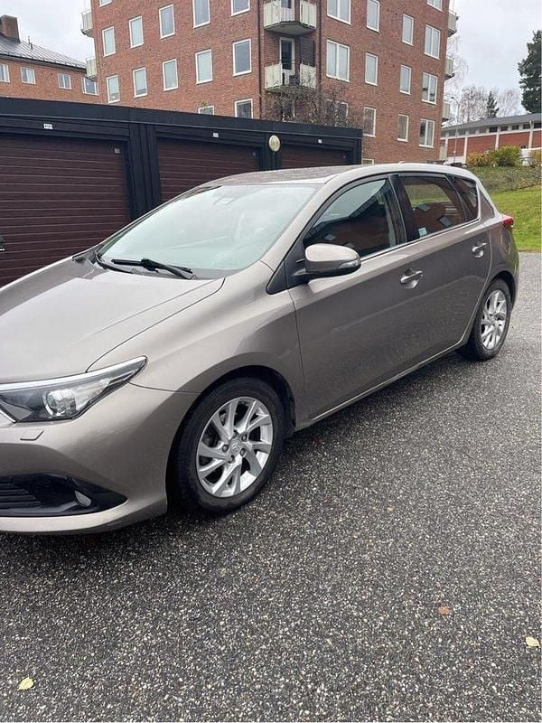 Brun Begagnad 2015 Toyota Auris Active Halvkombi | 103 000 kr (Bra pris) - Bild 1/4