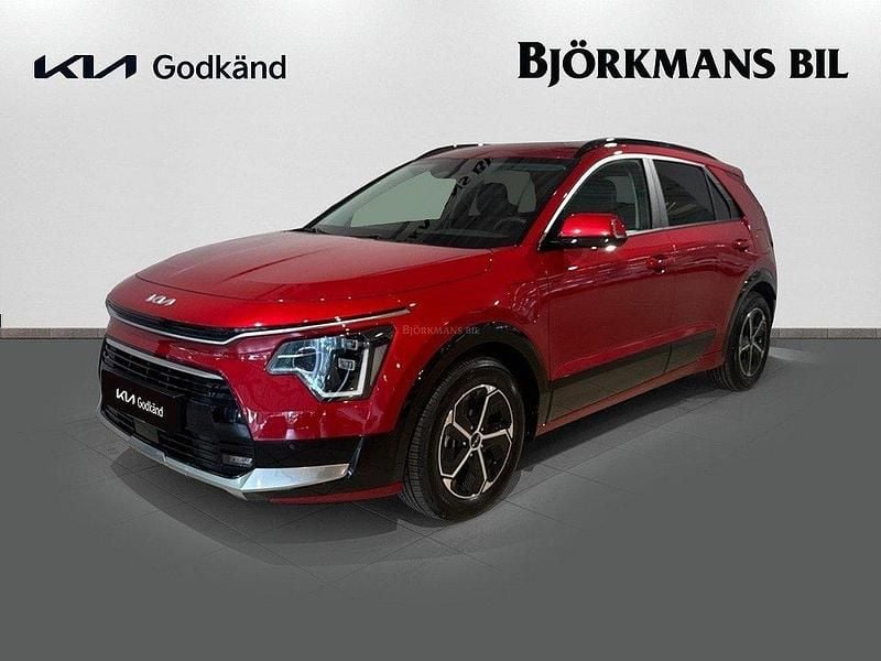 Röd (/cr5/ runway red m) Begagnad 2024 Kia Niro Advance SUV | 399 000 kr (Marknadspris) - Bild 1/4