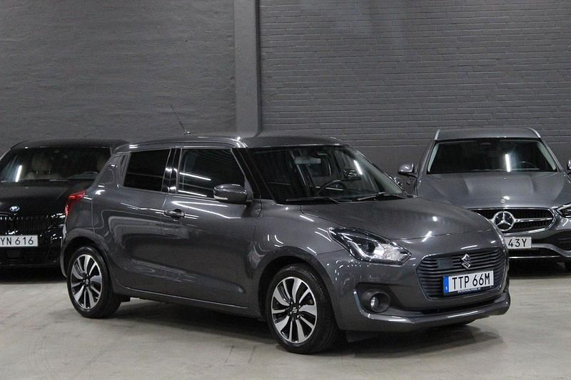 Mörkgrå (grå) Begagnad 2018 Suzuki Swift Halvkombi | 99 900 kr (Marknadspris) - Bild 1/4