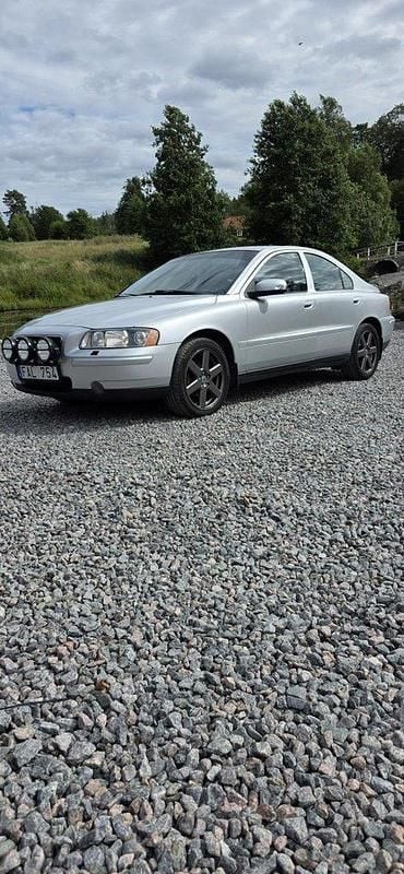 Grå Begagnad 2007 Volvo S60 Sedan | 50 000 kr (Marknadspris) - Bild 1/4