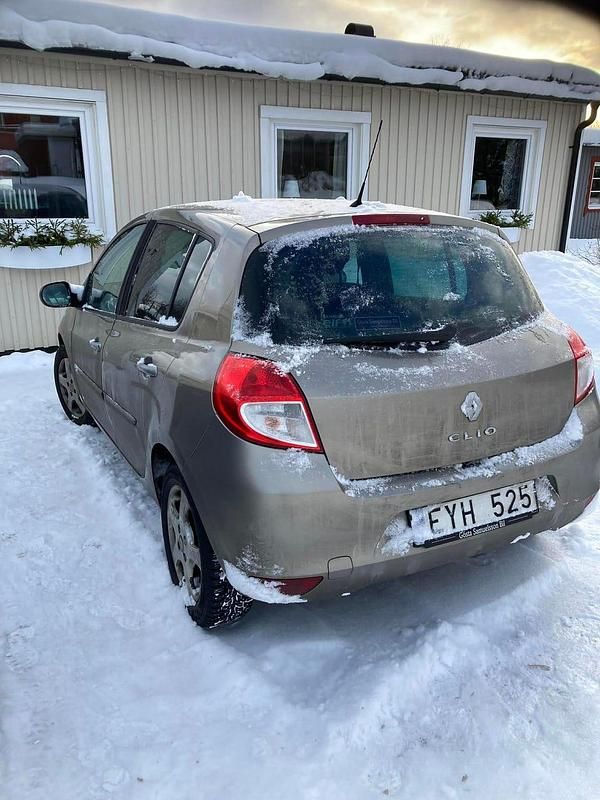 Begagnad Renault Clio R.S. 75 HK (55 kW) 2011 Halvkombi