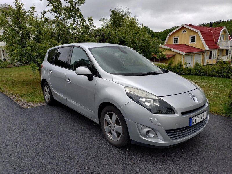 Silver Begagnad 2011 Renault Grand Scénic III Minibuss | 68 000 kr (Marknadspris) - Bild 1/4