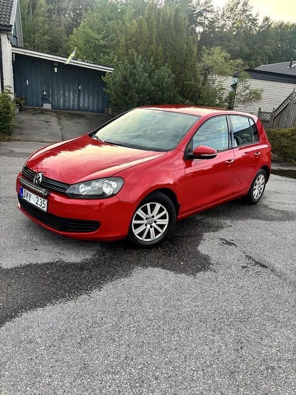 Röd Begagnad 2010 VW Golf VI Halvkombi | 35 000 kr (Bra pris) - Bild 1/4