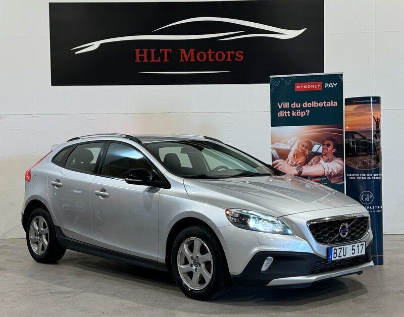 Silver Begagnad 2013 Volvo V40 CC Summum Kombi | 164 900 kr (Marknadspris) - Bild 1/4