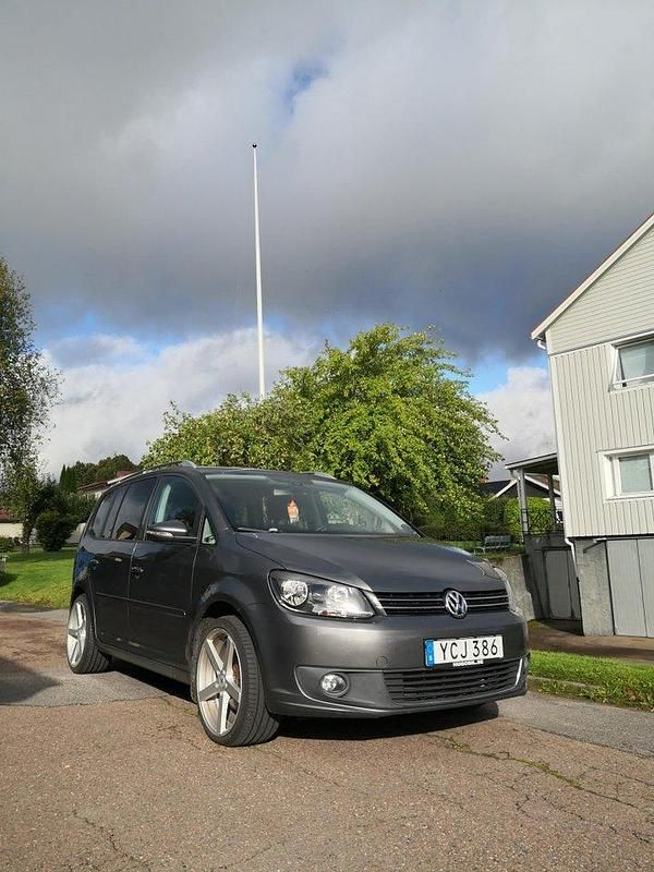 Grå Begagnad 2014 VW Touran Minibuss | 94 000 kr (Marknadspris) - Bild 1/4