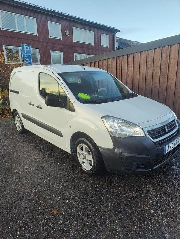 Vit Begagnad 2016 Peugeot Partner Van | 60 000 kr (Marknadspris) - Bild 1/4