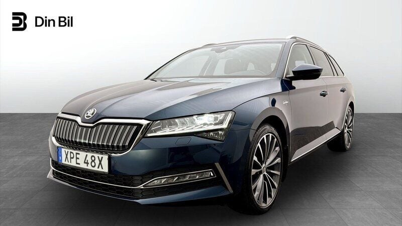 Blå (lava blue metallic) Begagnad 2022 Skoda Superb LAURIN & KLEMENT Kombi | 384 900 kr (Lite dyr) - Bild 1/4