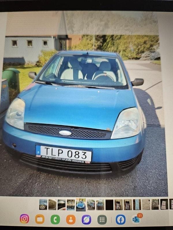 Blå Begagnad 2002 Ford Fiesta Halvkombi | 10 000 kr (Superpris) - Bild 1/4