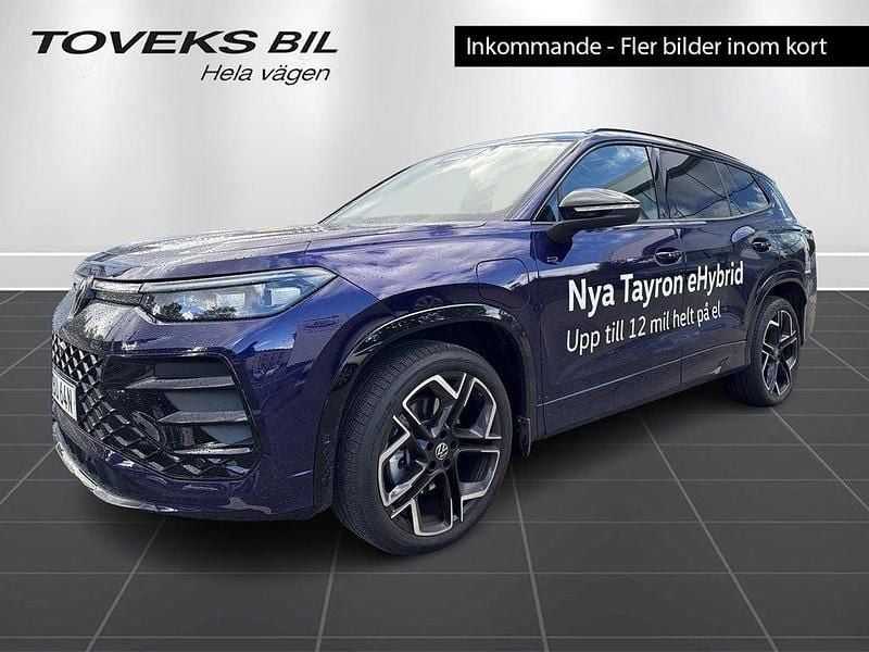 Lila (ultraviolett metallic exc) Begagnad 2025 VW Tayron R-line SUV | 629 900 kr (Bra pris) - Bild 1/4