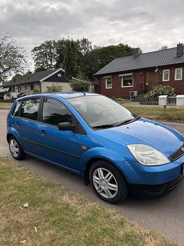 Blå Begagnad 2004 Ford Fiesta Halvkombi | 23 000 kr (Marknadspris) - Bild 1/4