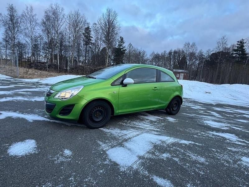 Grön Begagnad 2011 Opel Corsa Enjoy Halvkombi | 33 900 kr (Marknadspris) - Bild 1/4