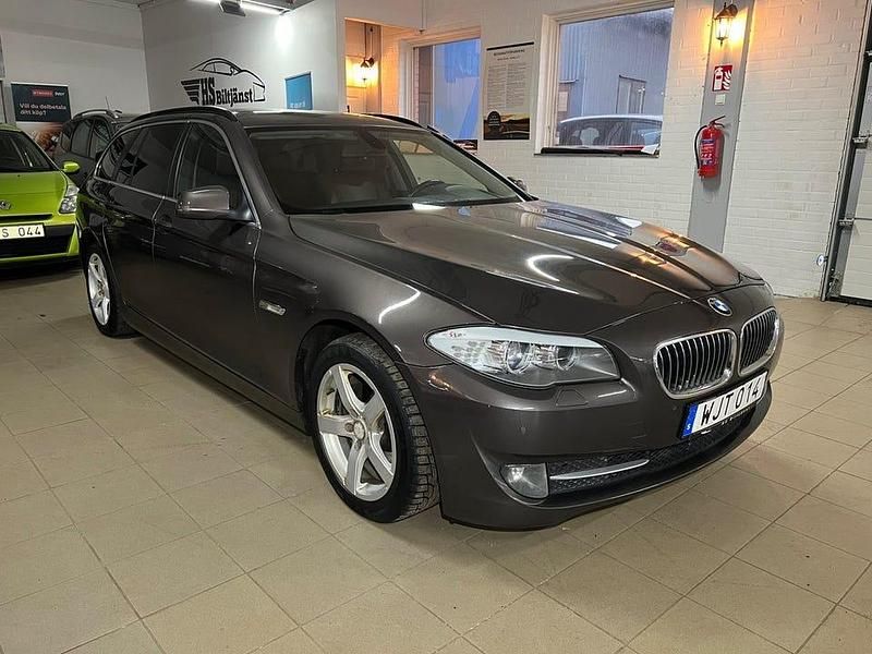 Brun Begagnad 2011 BMW 520 Kombi | 95 000 kr (Marknadspris) - Bild 1/4