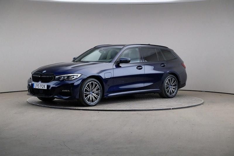 Blå Begagnad 2021 BMW 330e M Sport Kombi | 309 000 kr (Superpris) - Bild 1/4