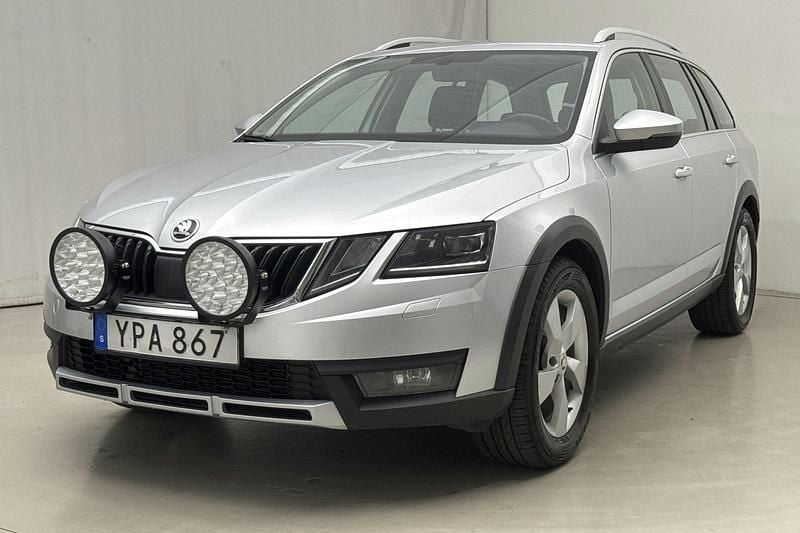 Silver Begagnad 2018 Skoda Octavia Scout Kombi | 159 000 kr (Marknadspris) - Bild 1/4