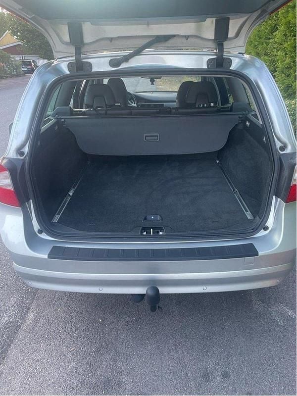 Grå Begagnad 2011 Volvo V70 Momentum Kombi | 55 000 kr (Marknadspris) - Bild 1/4