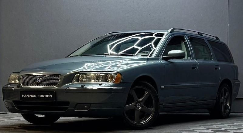 Grön Begagnad 2005 Volvo V70 Summum Kombi | 49 900 kr (Marknadspris) - Bild 1/4