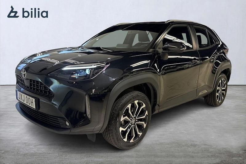 Svart Begagnad 2022 Toyota Yaris Hybrid Active SUV | 269 900 kr (Marknadspris) - Bild 1/3