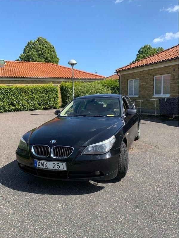 Svart Begagnad 2006 BMW 523 Sedan | 49 000 kr (Marknadspris) - Bild 1/4