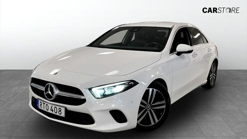 Vit Begagnad 2023 Mercedes A220 Sedan | 364 900 kr (Marknadspris) - Bild 1/4