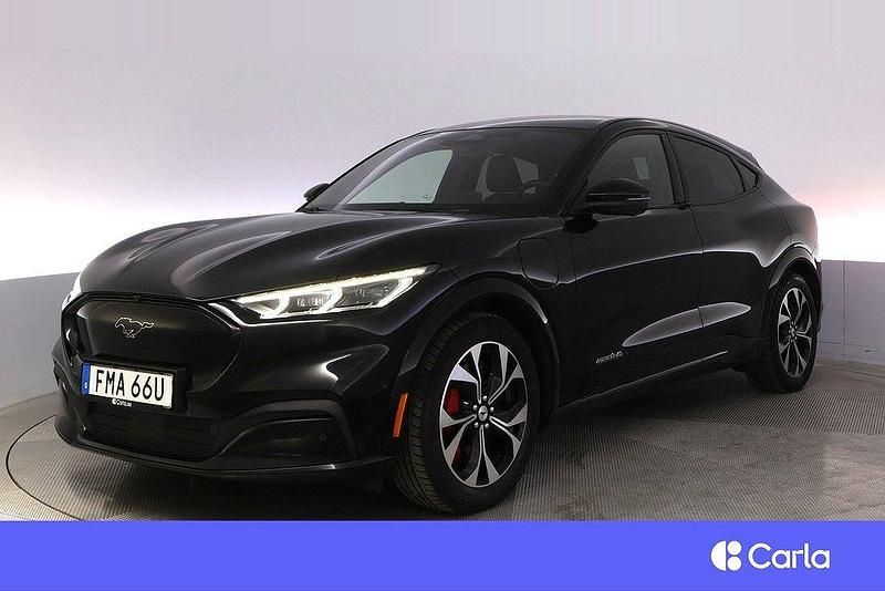 Svart Begagnad 2021 Ford Mustang Mach-E SUV | 372 900 kr (Marknadspris) - Bild 1/4