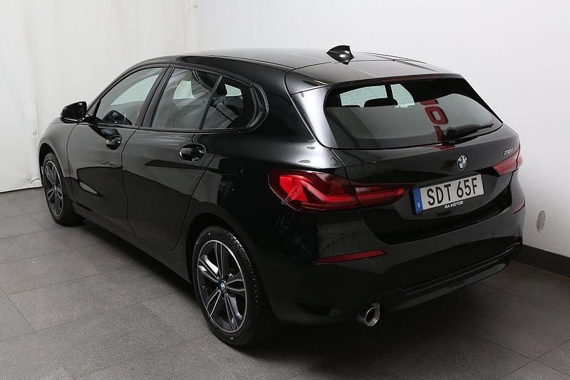 Begagnad BMW 118 Sport Line 136 HK (100 kW) 2022 Svart (668 svart 2) Halvkombi