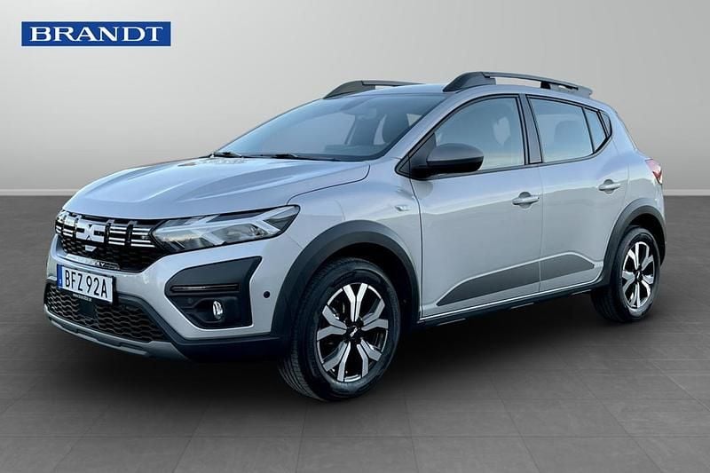 Grå Begagnad 2023 Dacia Sandero Expression SUV | 169 900 kr (Marknadspris) - Bild 1/4