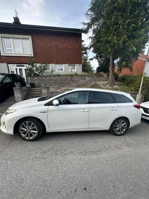 Vit Begagnad 2014 Toyota Auris Touring Sports Edition Kombi | 130 000 kr (Marknadspris) - Bild 1/4