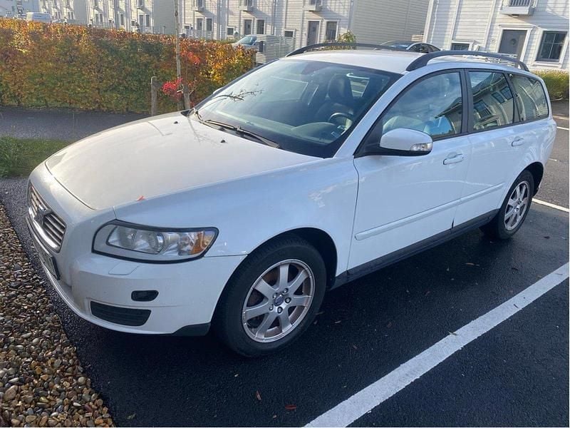 Vit Begagnad 2009 Volvo V50 Kinetic Kombi | 41 000 kr (Bra pris) - Bild 1/4