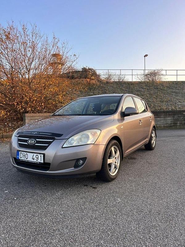 Grå Begagnad 2007 Kia Ceed Halvkombi | 19 900 kr (Marknadspris) - Bild 1/4