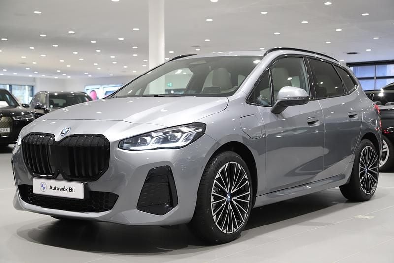 Grå Begagnad 2024 BMW 230e Active Tourer Comfort Edition Minibuss | 475 000 kr - Bild 1/3