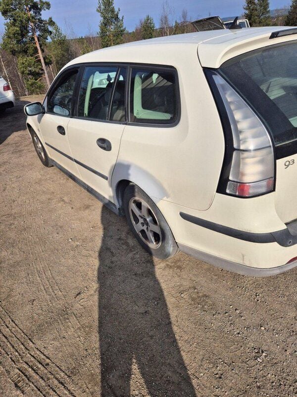 Vit Begagnad 2006 Saab 9-3 Kombi | 15 000 kr (Marknadspris) - Bild 1/4