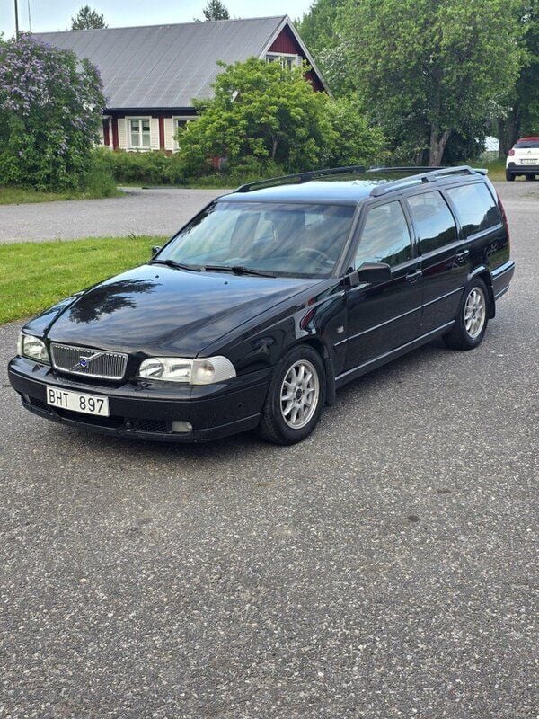 Svart Begagnad 2000 Volvo V70 Kombi | 33 000 kr - Bild 1/4