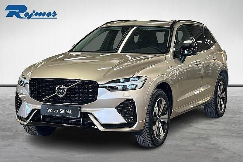Ljusgrå Begagnad 2023 Volvo XC60 Plus SUV | 549 900 kr (Lite dyr) - Bild 1/4