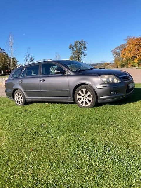 Grå Begagnad 2007 Toyota Avensis Kombi | 29 500 kr (Marknadspris) - Bild 1/4