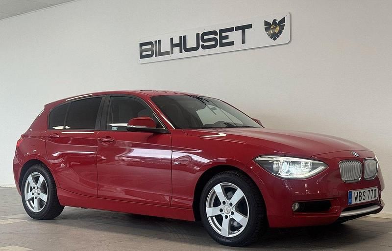 Röd Begagnad 2014 BMW 120 Urban Line Halvkombi | 129 900 kr (Marknadspris) - Bild 1/4