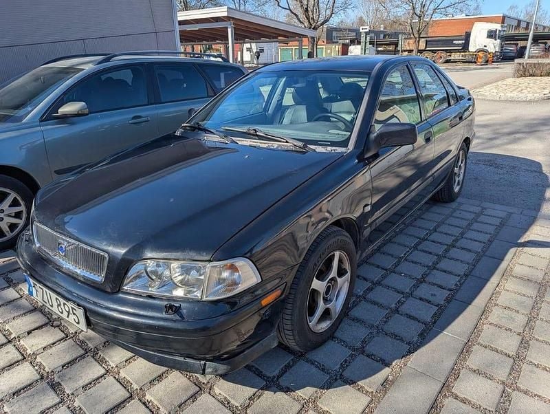 Begagnad 2000 Volvo S40 Sedan | 17 000 kr (Marknadspris) - Bild 1/4