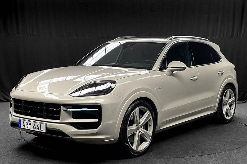 Ljusbrun (cashmere beige metallic) Begagnad 2023 Porsche Cayenne SUV | 1 095 800 kr (Marknadspris) - Bild 1/3