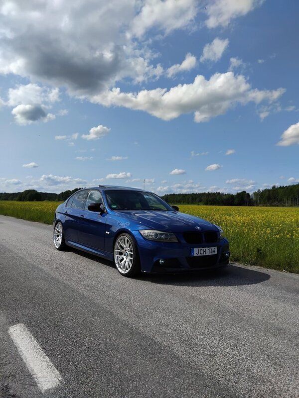 Blå Begagnad 2009 BMW 325 Comfort Edition Sedan | 109 900 kr - Bild 1/4