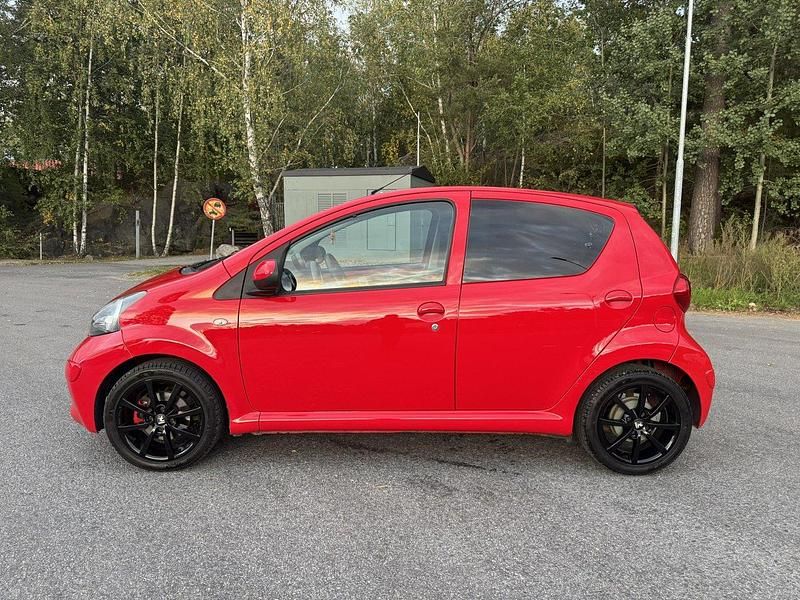Begagnad Toyota Aygo 68 HK (50 kW) 2009 Röd Halvkombi