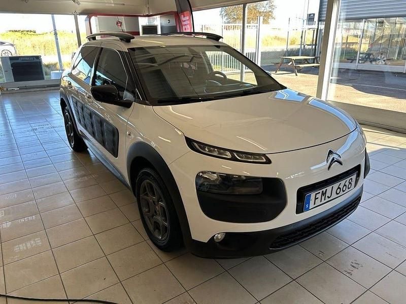 Vit Begagnad 2014 Citroën C4 Cactus PureTech Halvkombi | 63 000 kr (Lite dyr) - Bild 1/4