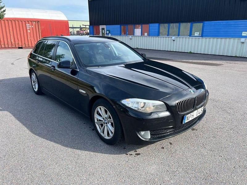 Svart Begagnad 2011 BMW 520 Kombi | 79 900 kr (Marknadspris) - Bild 1/4