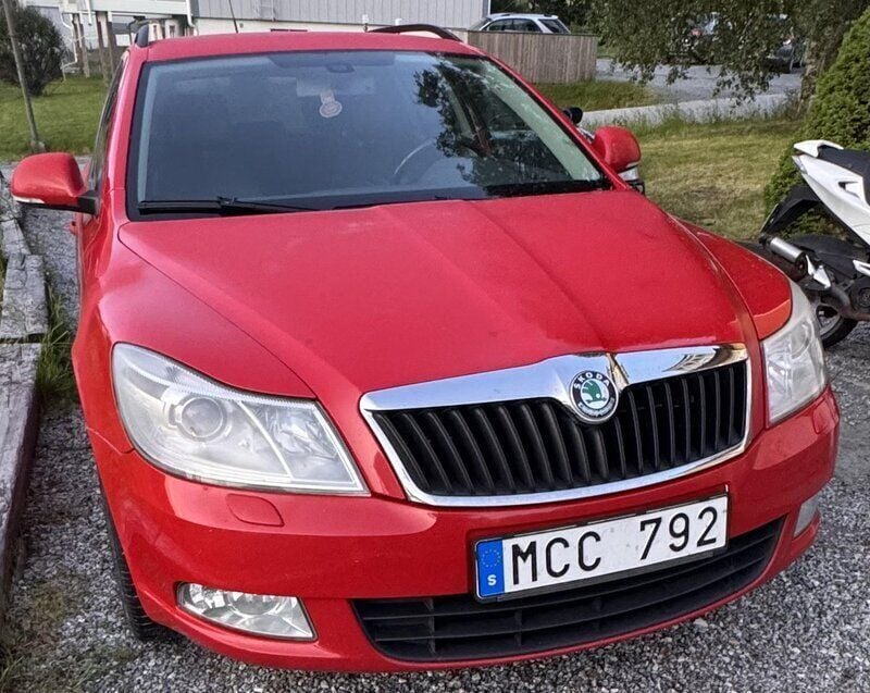 Röd Begagnad 2012 Skoda Octavia Elegance Kombi | 49 000 kr (Bra pris) - Bild 1/4