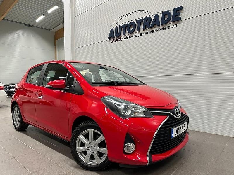 Röd Begagnad 2016 Toyota Yaris Active Halvkombi | 124 900 kr (Marknadspris) - Bild 1/4