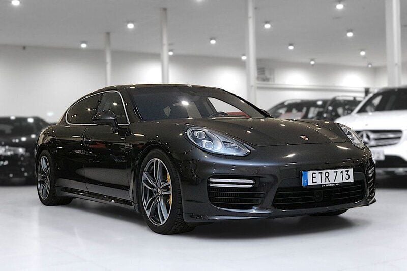 Mörkgrå Begagnad 2013 Porsche Panamera Turbo Executive Sedan | 449 900 kr (Marknadspris) - Bild 1/4