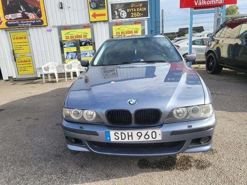 Blå Begagnad 2001 BMW 525 M Sport Sedan | 36 000 kr (Lite dyr) - Bild 1/4